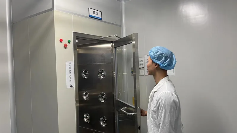 工作人员进入风淋室的现场