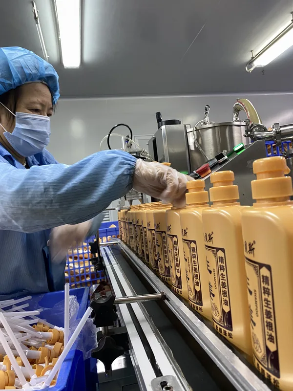 瓶装产品灌装操作现场